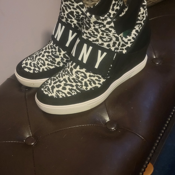 Size 8 womens DKNY wedges - Picture 2 of 4